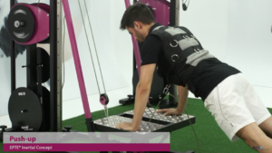 Ejercicio Push-up con máquina isoinercial y squat
